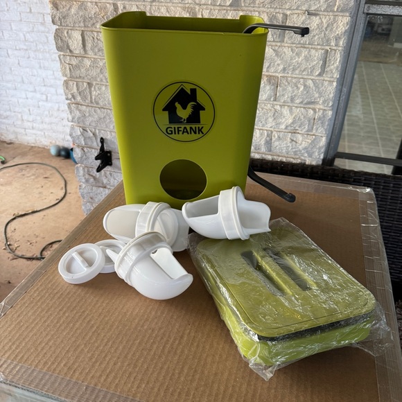 New in box. Chicken gravity Feeder. 22lb. Capacity. - Picture 2 of 3
